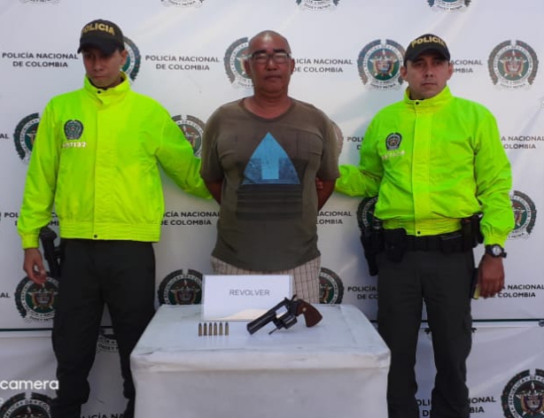 José Catalino Barros Núñez a quien se le hallo en su poder un arma de fuego tipo Revolver marca Magnum 357 calibre 38, con seis cartuchos para la misma.